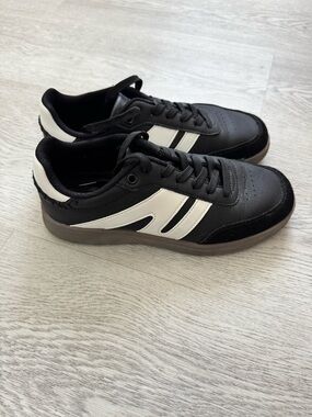 Bucky black and white trainers Size 7